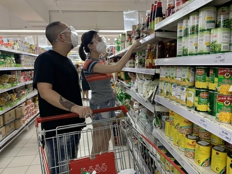 Khách hàng chọn mua đặc sản Bến Tre làm quà biếu