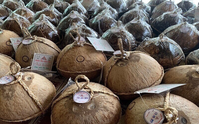 Rượu dừa Bến Tre đóng bình nguyên quả sang trọng làm quà