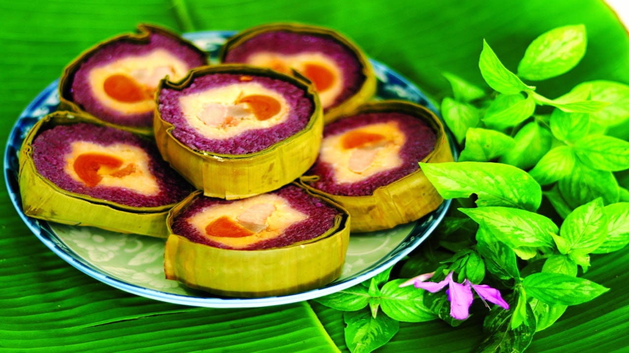 Bánh tét lá cẩm nhân dừa đặc trưng miền Tây