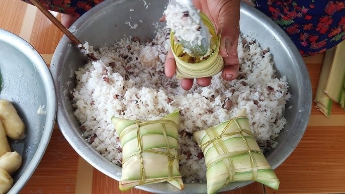 Làm bánh dừa dẻo truyền thống