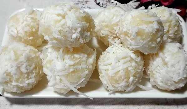 Bánh dừa được tạo hình đẹp mắt và chuẩn bị nướng