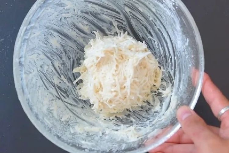 Trộn hỗn hợp bột, dừa non và trứng để làm bánh dẻo thơm