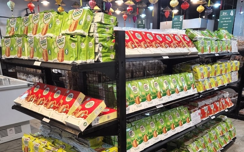Bánh dừa Bến Tre đóng gói sẵn được bày bán tại cửa hàng