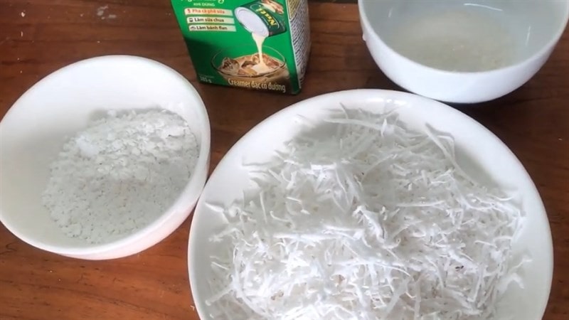 Nguyên liệu tươi ngon chuẩn bị làm bánh dừa non nướng tại nhà