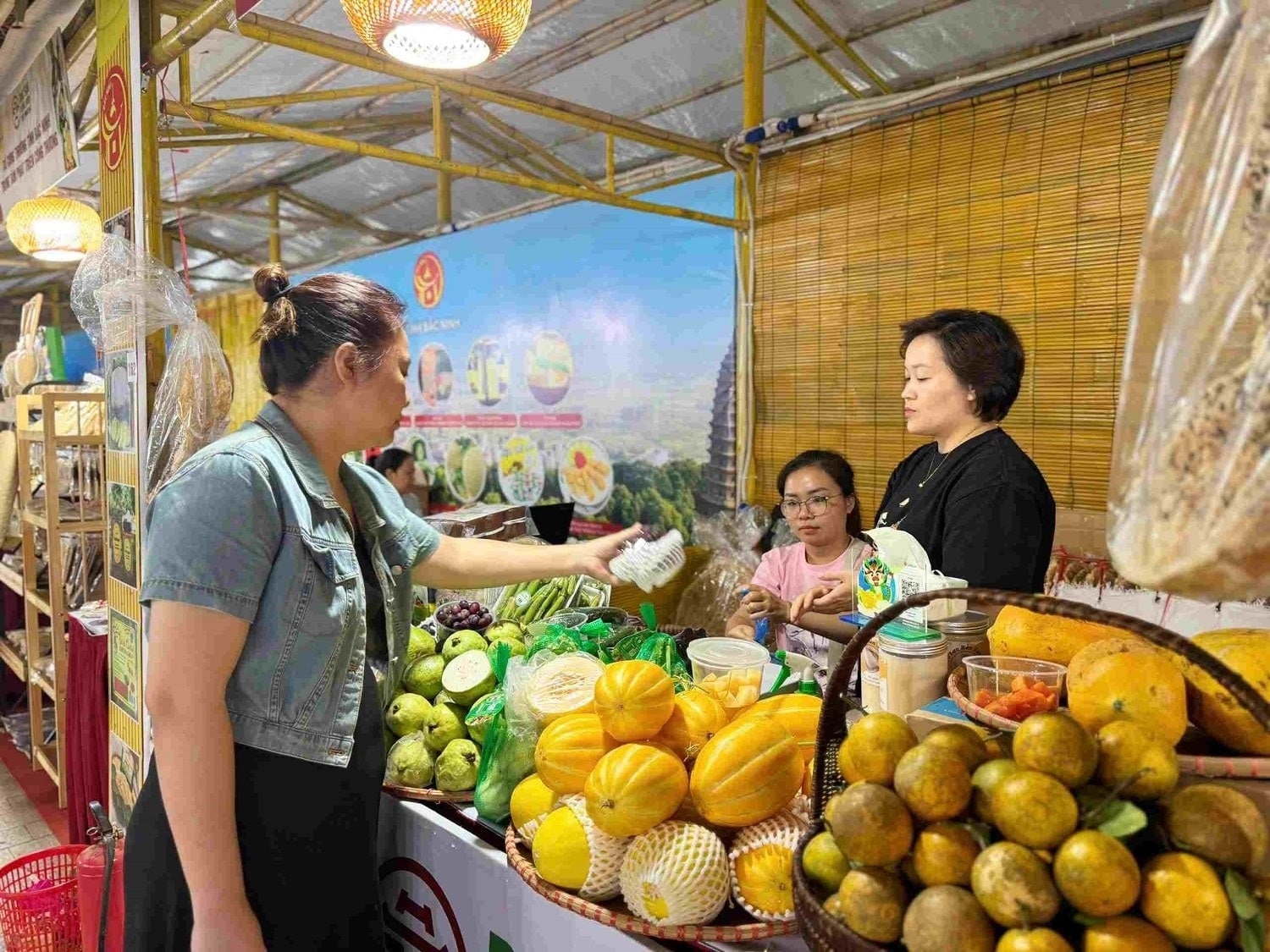 Mua bánh dừa non nướng tại chợ đặc sản Bến Tre